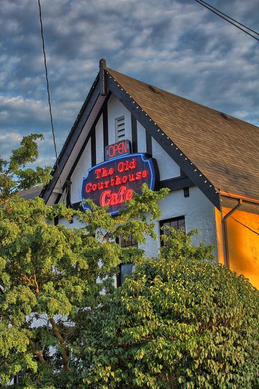The Old Courthouse Inn Пауъл Ривър Екстериор снимка